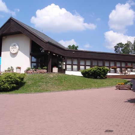 Hotel Astra Tuchlovice Buitenkant foto