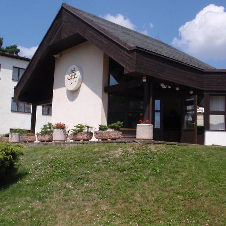 Hotel Astra Tuchlovice Buitenkant foto