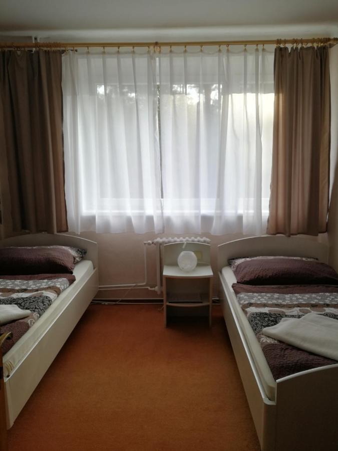 Hotel Astra Tuchlovice Buitenkant foto