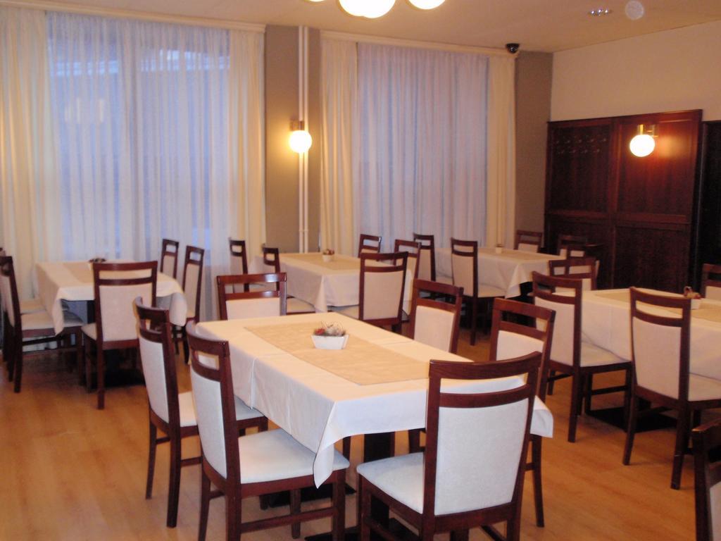 Hotel Astra Tuchlovice Buitenkant foto