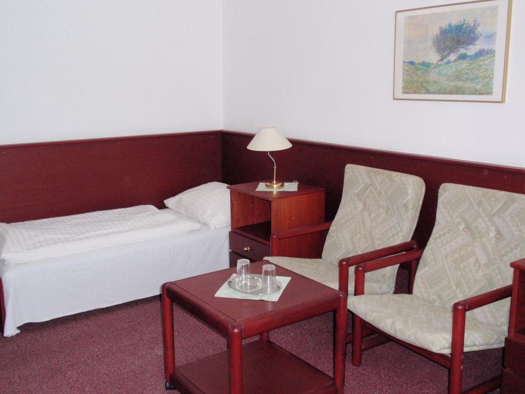 Hotel Astra Tuchlovice Kamer foto