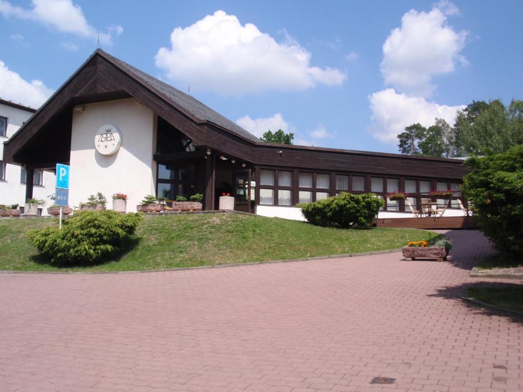 Hotel Astra Tuchlovice Buitenkant foto